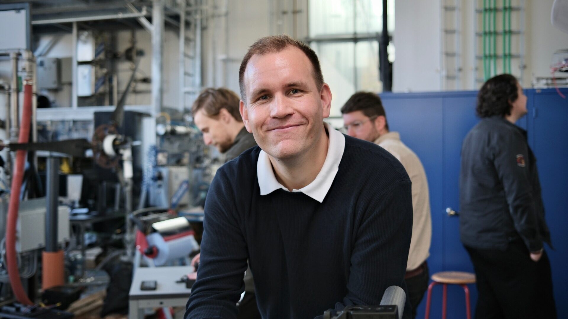 Simon Pedersen i laboratoriet på AAU Energy i Esbjerg, hvor undervandsteknologi og droneforskning fylder stadig mere. Foto: Mads Ellingsgaard Jørgensen.