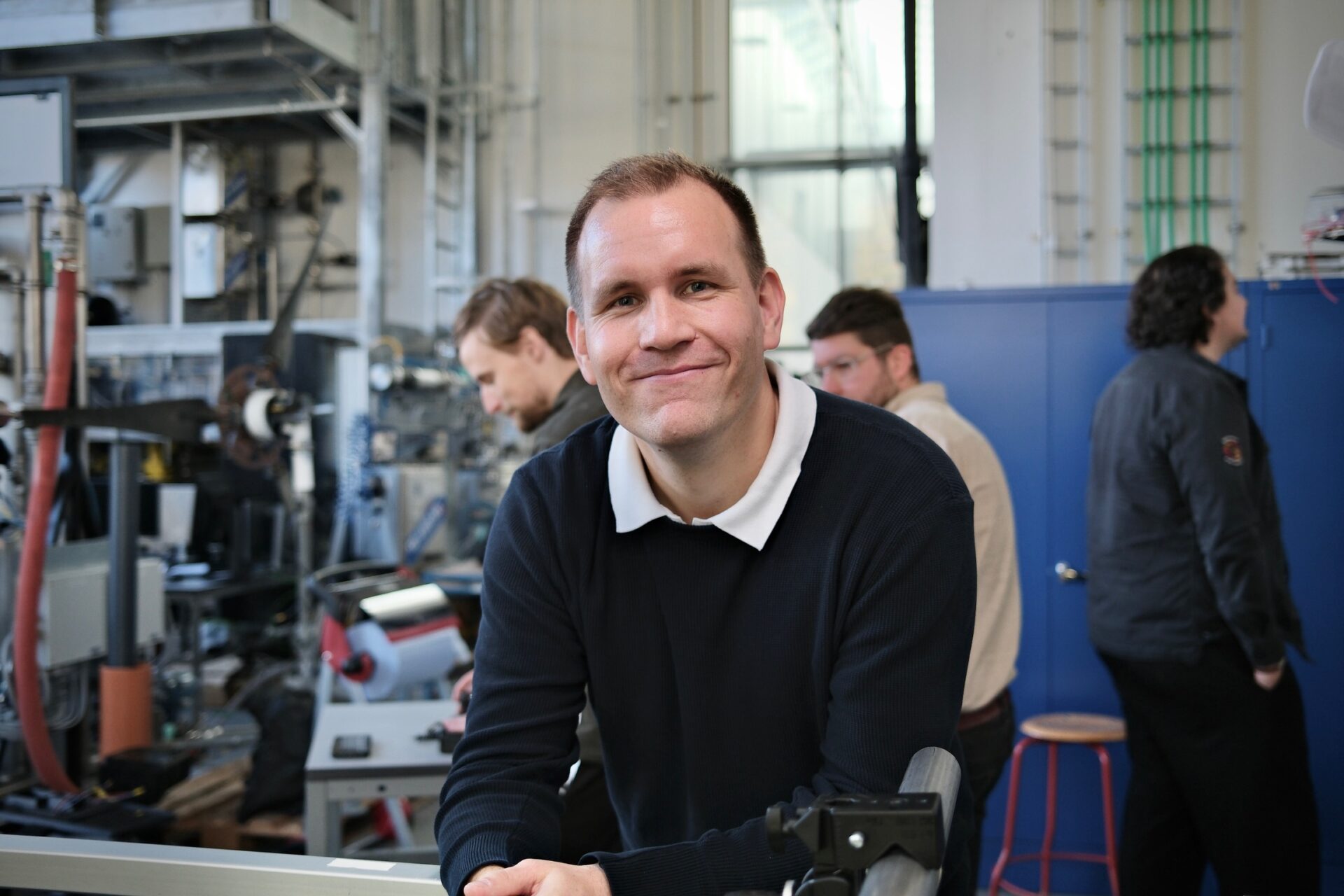 Simon Pedersen i laboratoriet på AAU Energy i Esbjerg, hvor undervandsteknologi og droneforskning fylder stadig mere. Foto: Mads Ellingsgaard Jørgensen.