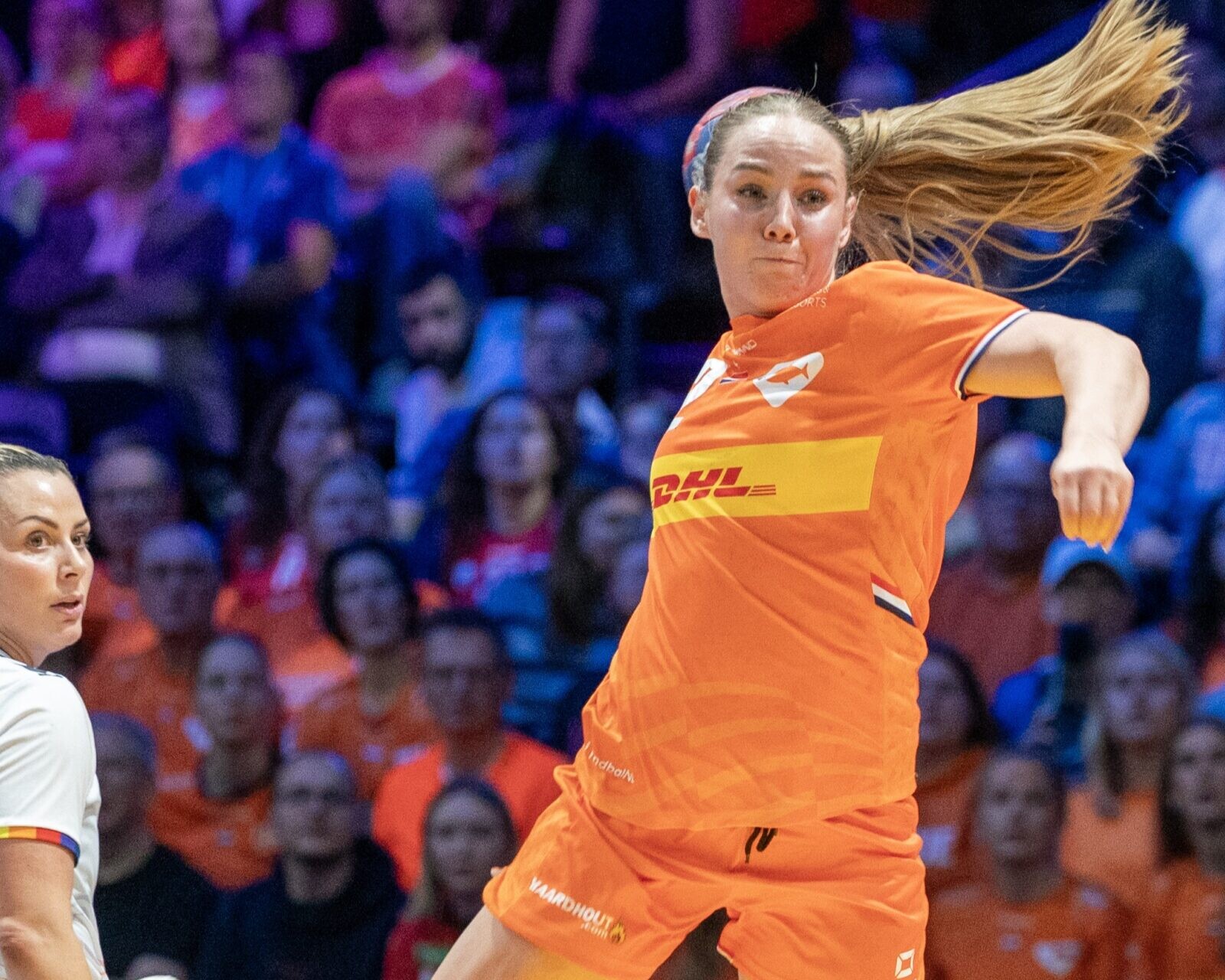 Zoë Sprengers i en landskamp for Holland mod Norge med Nora Mørk i baggrunden. Foto: Henrik Seppen.