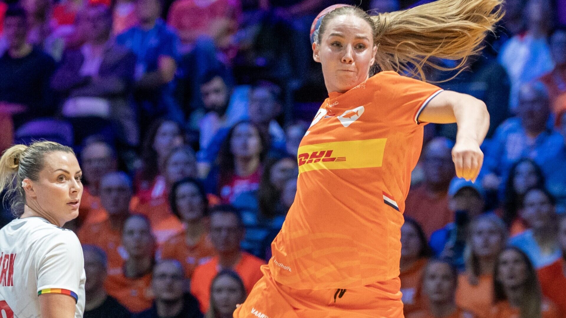 Zoë Sprengers i en landskamp for Holland mod Norge med Nora Mørk i baggrunden. Foto: Henrik Seppen.