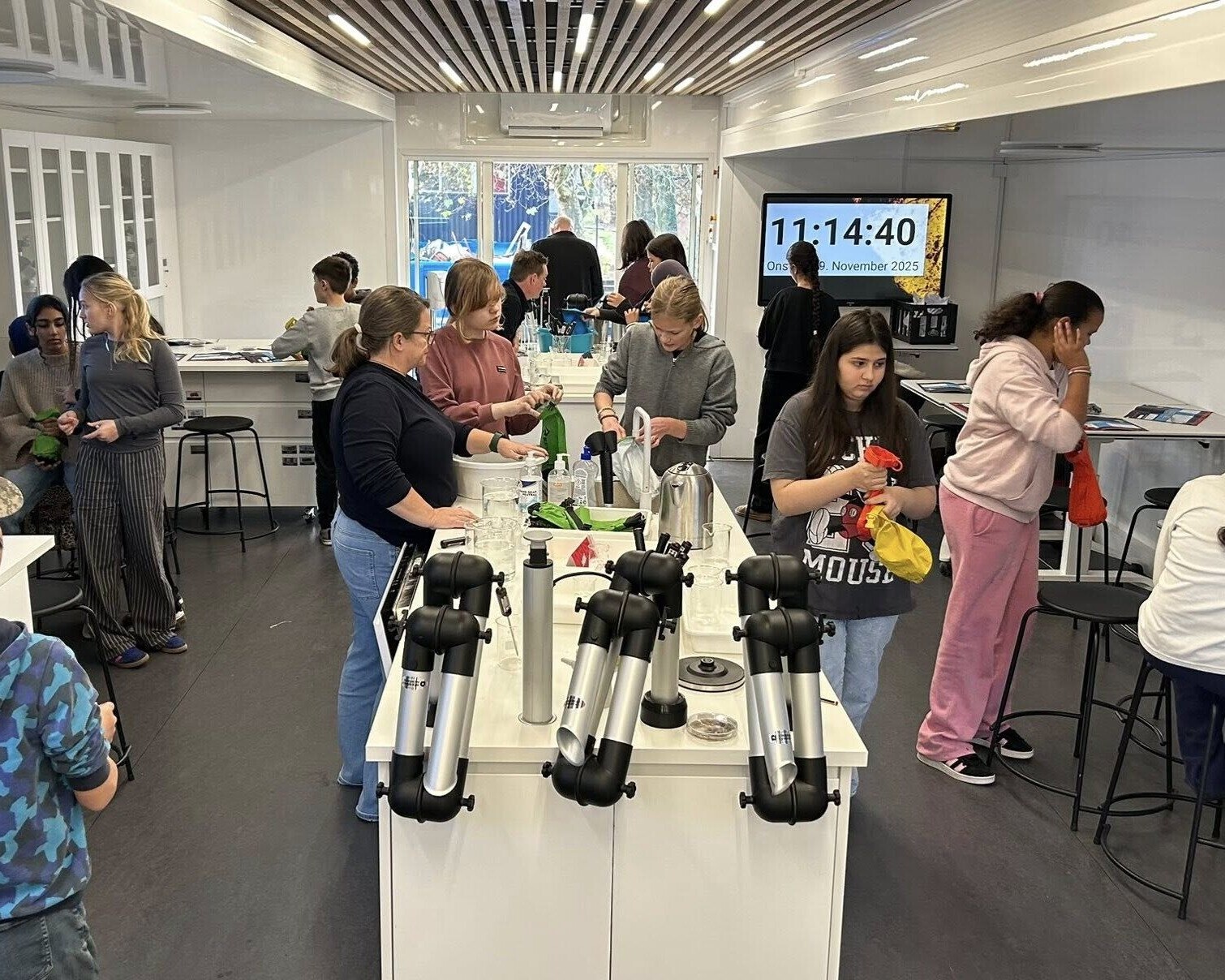 LIFE Fondens mobile laboratorium gæstede for nylig Bakkeskolen i Esbjerg, hvor eleverne fik lov at eksperimentere med solceller, sensorer og bioteknologi. Foto: Bakkeskolen.