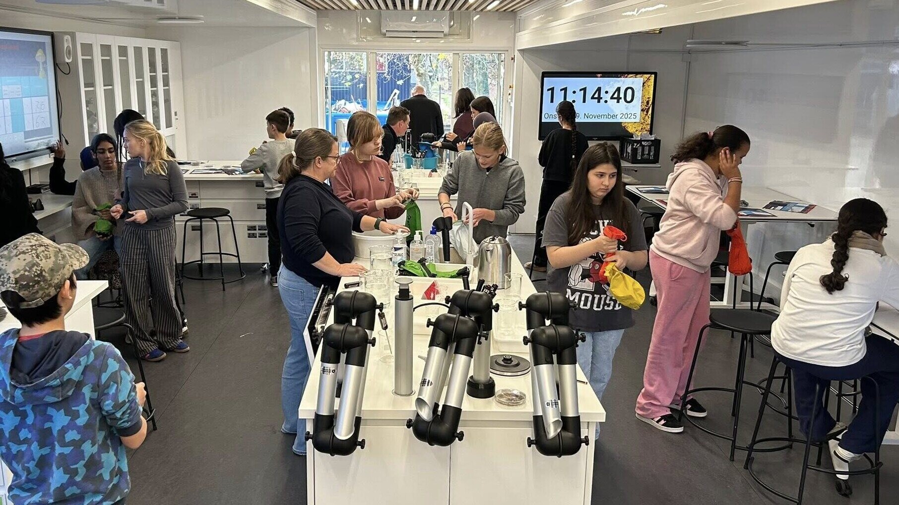 LIFE Fondens mobile laboratorium gæstede for nylig Bakkeskolen i Esbjerg, hvor eleverne fik lov at eksperimentere med solceller, sensorer og bioteknologi. Foto: Bakkeskolen.