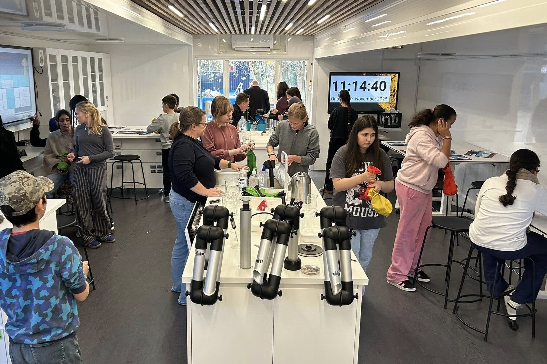 LIFE Fondens mobile laboratorium gæstede for nylig Bakkeskolen i Esbjerg, hvor eleverne fik lov at eksperimentere med solceller, sensorer og bioteknologi. Foto: Bakkeskolen.