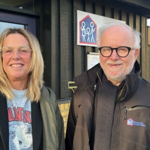 Socialfaglig medarbejder fra Esbjerg Kommune Pernille Linding og boligsocial medarbejder i Bramming Boligforening Per Birkelund Pedersen arbejder sammen for, at beboere i Godthåbsparken får tidligere og bedre hjælp ved både sociale og økonomiske udfordringer. Foto: Bramming Boligforening.