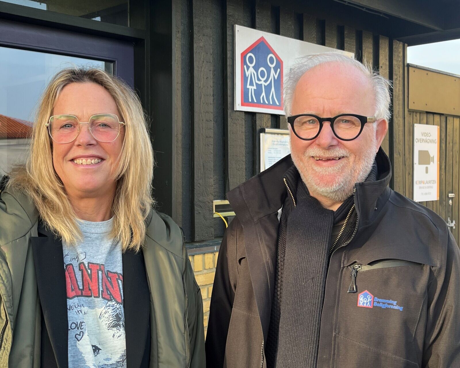 Socialfaglig medarbejder fra Esbjerg Kommune Pernille Linding og boligsocial medarbejder i Bramming Boligforening Per Birkelund Pedersen arbejder sammen for, at beboere i Godthåbsparken får tidligere og bedre hjælp ved både sociale og økonomiske udfordringer. Foto: Bramming Boligforening.