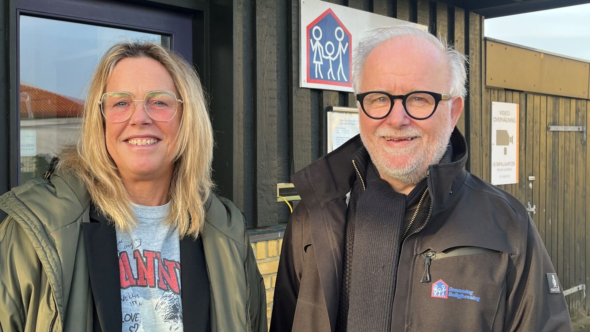 Socialfaglig medarbejder fra Esbjerg Kommune Pernille Linding og boligsocial medarbejder i Bramming Boligforening Per Birkelund Pedersen arbejder sammen for, at beboere i Godthåbsparken får tidligere og bedre hjælp ved både sociale og økonomiske udfordringer. Foto: Bramming Boligforening.