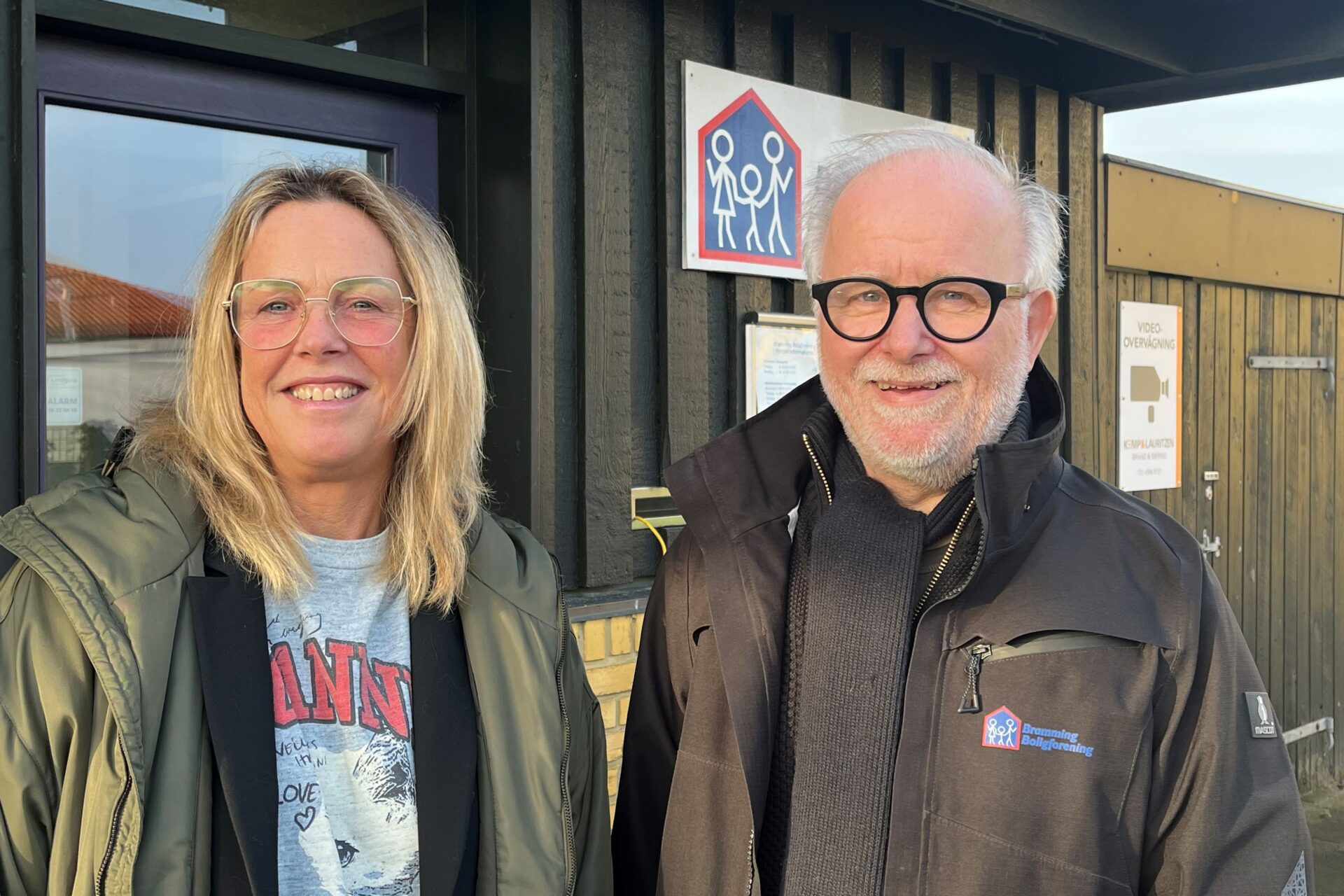 Socialfaglig medarbejder fra Esbjerg Kommune Pernille Linding og boligsocial medarbejder i Bramming Boligforening Per Birkelund Pedersen arbejder sammen for, at beboere i Godthåbsparken får tidligere og bedre hjælp ved både sociale og økonomiske udfordringer. Foto: Bramming Boligforening.