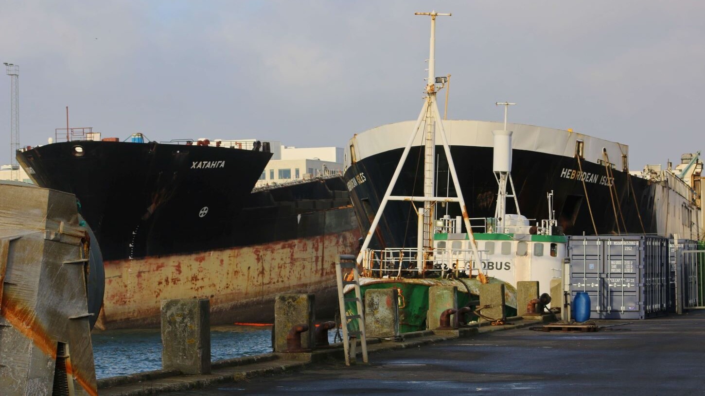 De to skibe til ophugning hos Smedegården. Foto: Johnny Tauman.