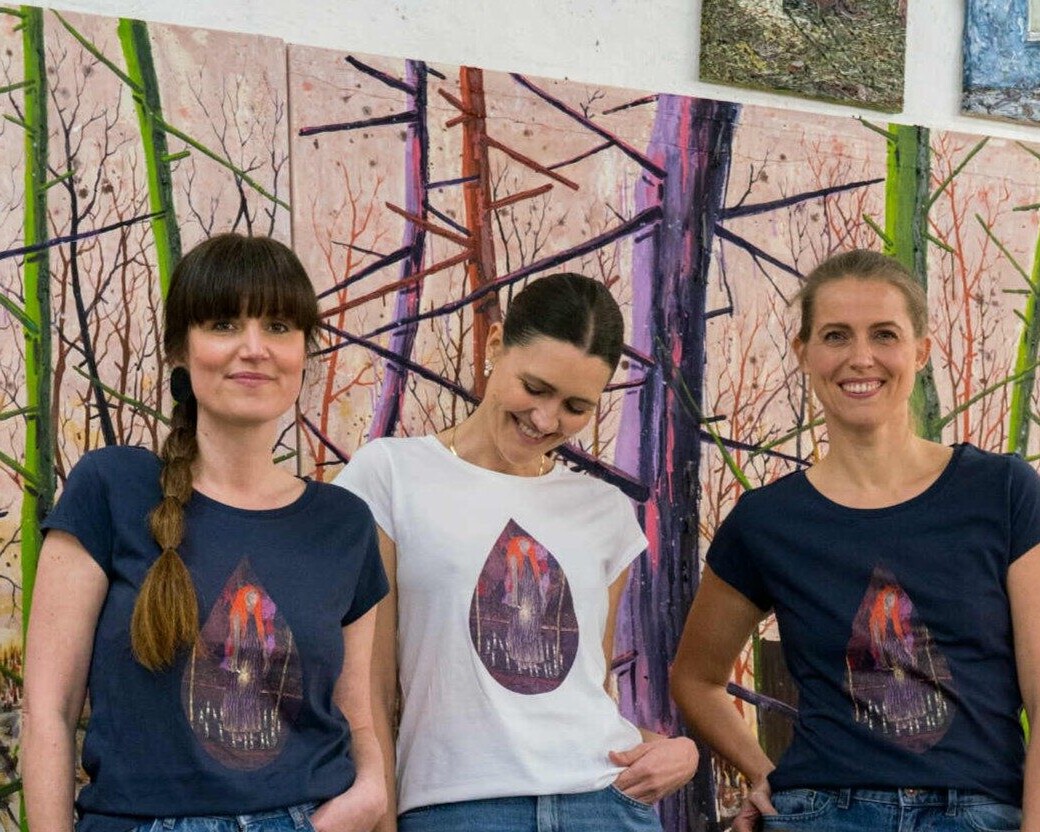 Børnenes Kontor-trøjen med René Holm-motiv har indbragt midler til julehjælpen. Her er det Mette Brock, Henriette Nørgaard Jensen og Louise Hulmose, der står model. Foto: Susy Grundahl.