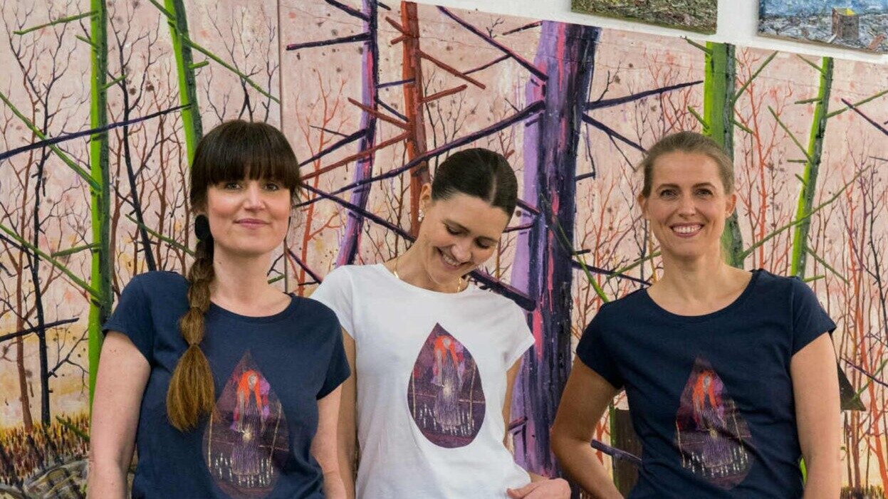 Børnenes Kontor-trøjen med René Holm-motiv har indbragt midler til julehjælpen. Her er det Mette Brock, Henriette Nørgaard Jensen og Louise Hulmose, der står model. Foto: Susy Grundahl.