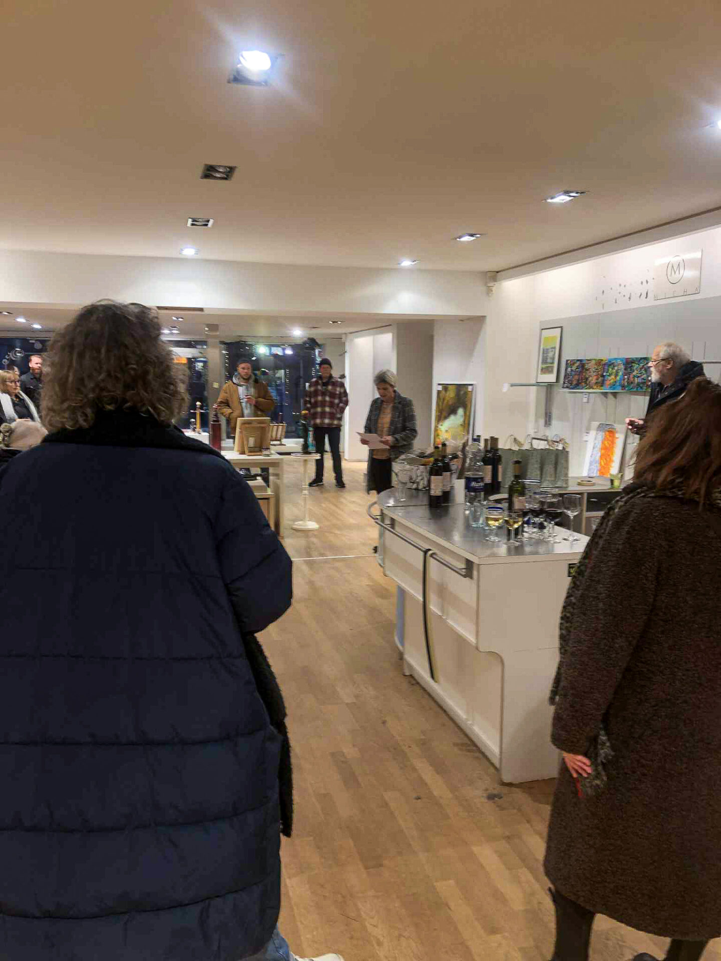 Gæster bevæger sig rundt mellem skulpturer og malerier i det rå butikslokale, der for en weekend er blevet til et midlertidigt galleri.