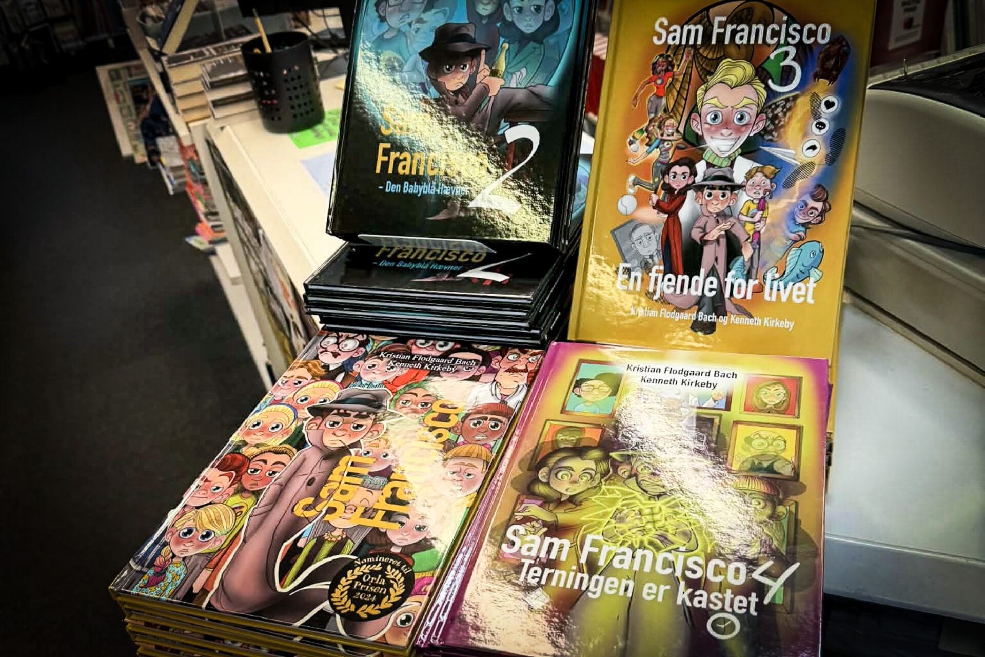 Det er blevet til fire bind med skoledetektiven på bare to år. Privatfoto.