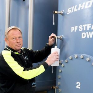 Jan Pedersen, driftsleder på Fanø Vandværk, tager her en vandprøve fra ionbytteranlæget, da det var nyt i 2024. Arkivfoto: Christian Møller Steffensen © Silhorko-Eurowater.