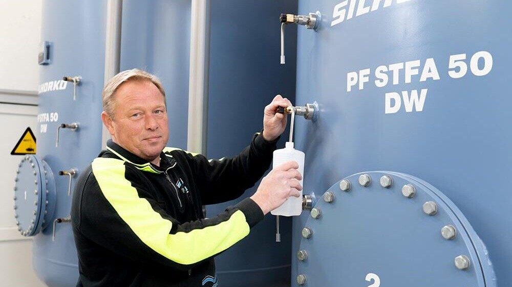 Jan Pedersen, driftsleder på Fanø Vandværk, tager her en vandprøve fra ionbytteranlæget, da det var nyt i 2024. Arkivfoto: Christian Møller Steffensen © Silhorko-Eurowater.