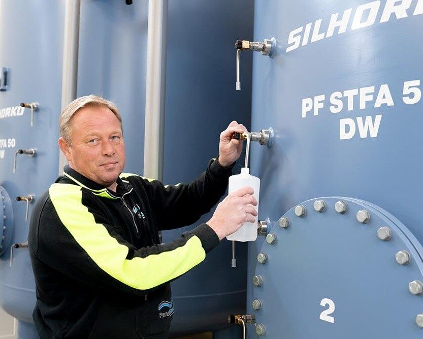 Jan Pedersen, driftsleder på Fanø Vandværk, tager her en vandprøve fra ionbytteranlæget, da det var nyt i 2024. Arkivfoto: Christian Møller Steffensen © Silhorko-Eurowater.