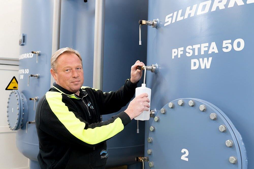Jan Pedersen, driftsleder på Fanø Vandværk, tager her en vandprøve fra ionbytteranlæget, da det var nyt i 2024. Arkivfoto: Christian Møller Steffensen © Silhorko-Eurowater.
