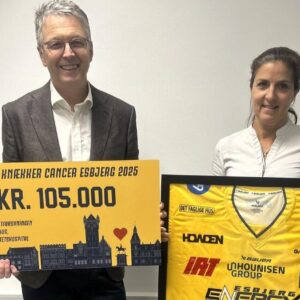 På billedet ses Frede Donskov, professor og overlæge i kræftsygdomme, og Lone Gamrath, ph.d.-studerende i kræftforskning, som modtager checken på 105.000 kroner og den signerede Knæk Cancer-trøje fra Esbjerg Energy.