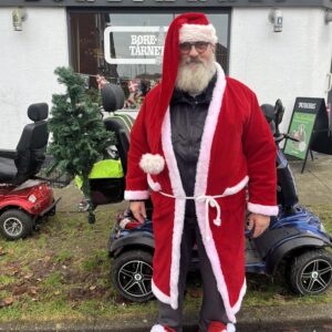 Det er kun 1. december, men allerede nu brister alle illusionerne - for julemanden kommer slet ikke på slæde med rensdyr, men på elscooter. Og så hedder han Jim og kommer på Boretårnet, som kan fejre fødselsdag i dag. Foto: Caroline Edelberg.