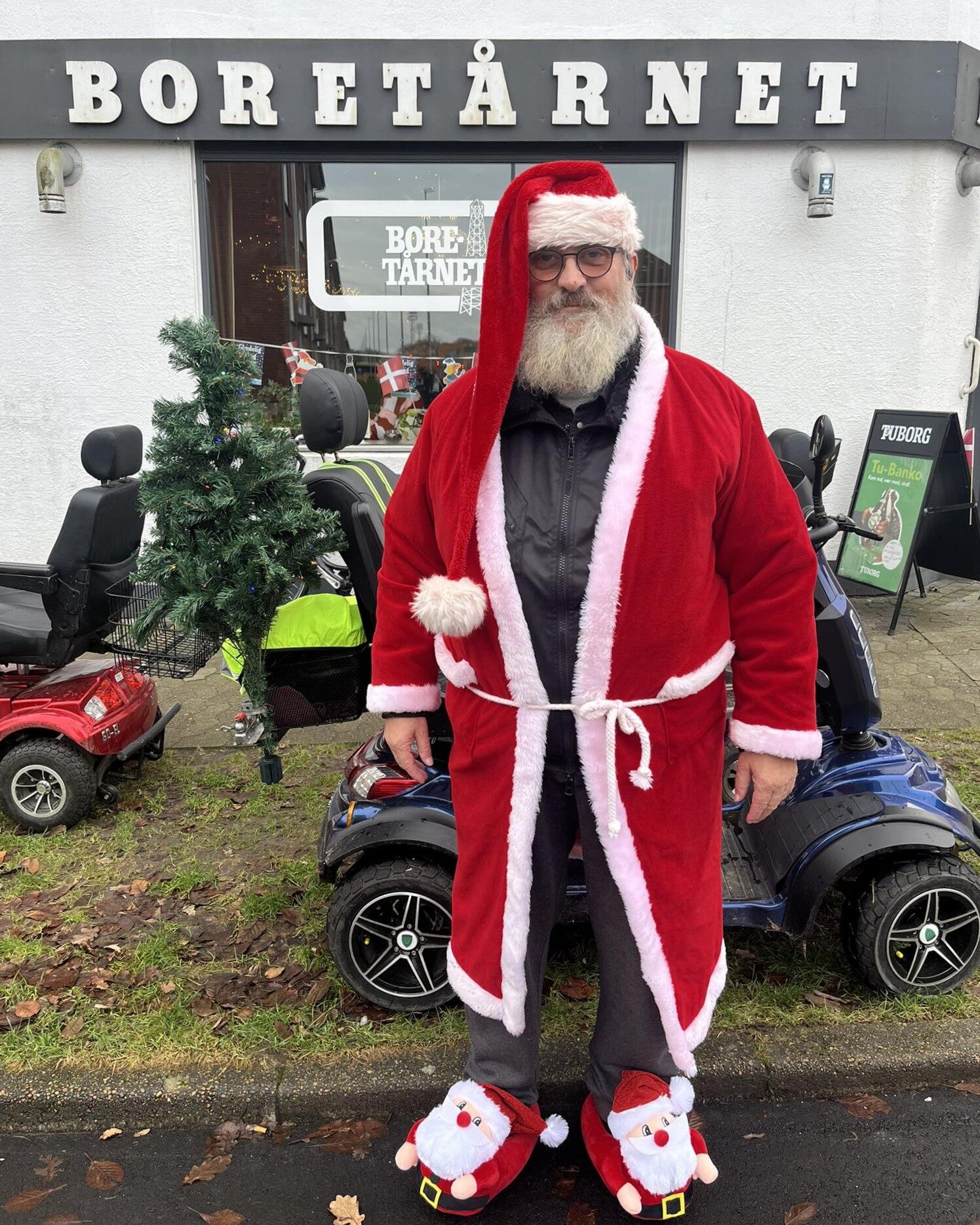 Det er kun 1. december, men allerede nu brister alle illusionerne - for julemanden kommer slet ikke på slæde med rensdyr, men på elscooter. Og så hedder han Jim og kommer på Boretårnet, som kan fejre fødselsdag i dag. Foto: Caroline Edelberg.