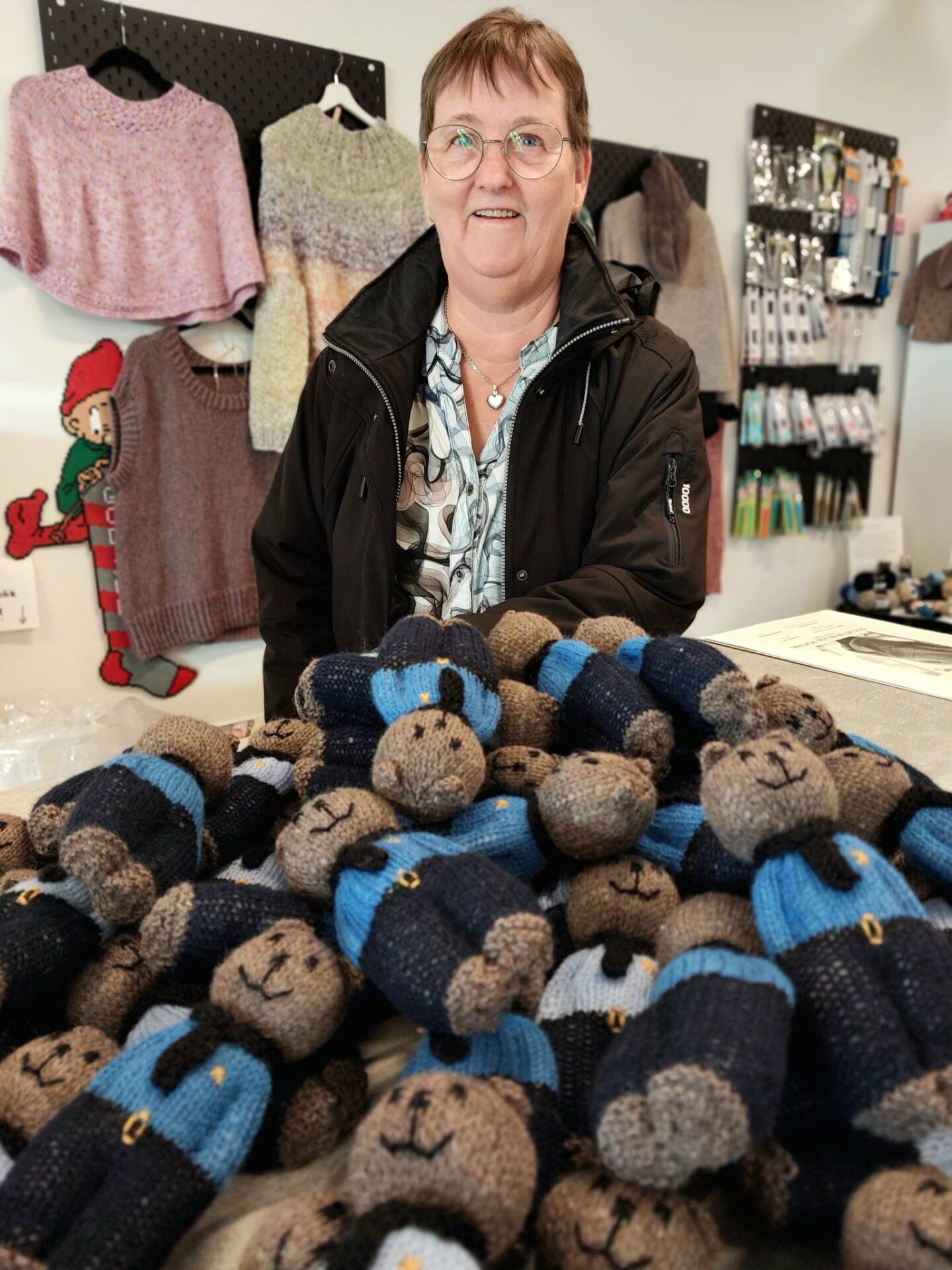 Lene med sin seneste bunke politibamser – 1.000 styk på under ét år. Og hun fortsætter næste år. Pressefoto.