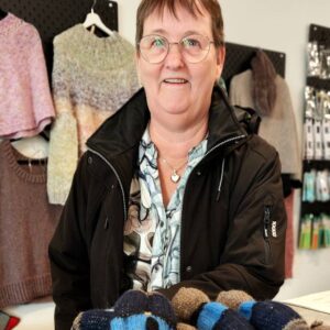 Lene med sin seneste bunke politibamser – 1.000 styk på under ét år. Og hun fortsætter næste år. Pressefoto.