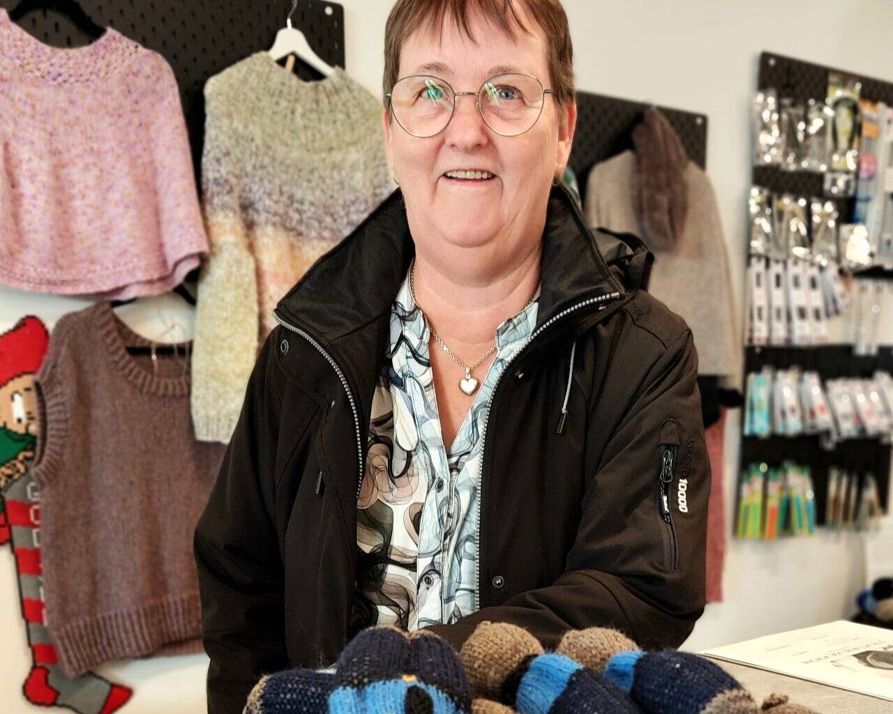 Lene med sin seneste bunke politibamser – 1.000 styk på under ét år. Og hun fortsætter næste år. Pressefoto.