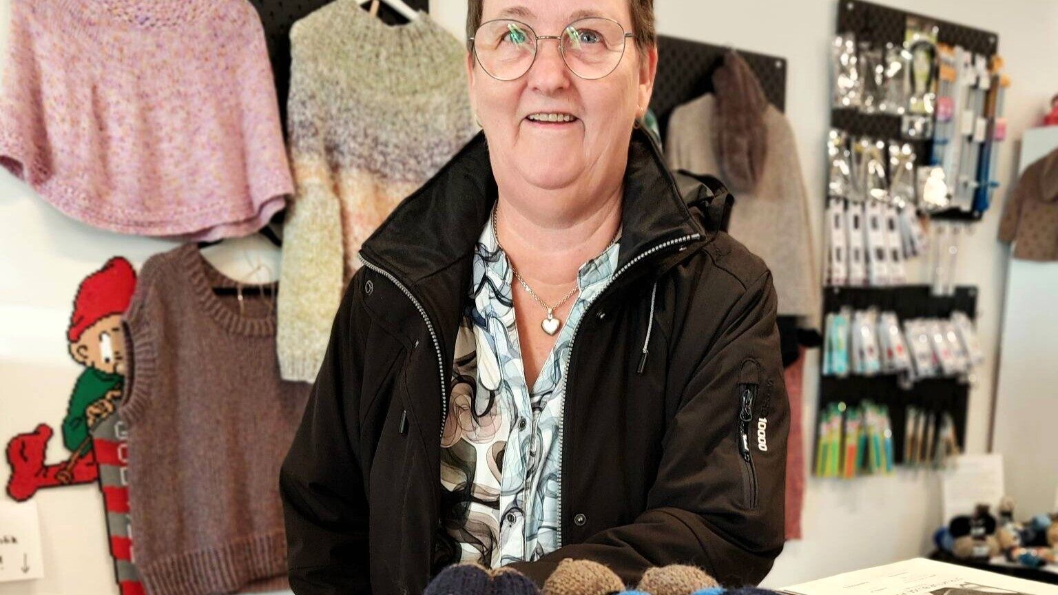 Lene med sin seneste bunke politibamser – 1.000 styk på under ét år. Og hun fortsætter næste år. Pressefoto.