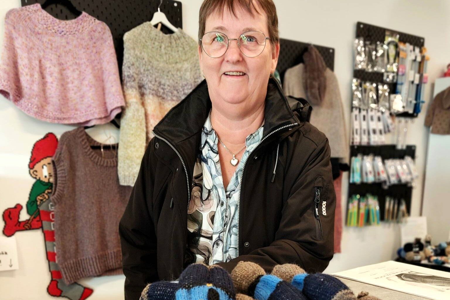 Lene med sin seneste bunke politibamser – 1.000 styk på under ét år. Og hun fortsætter næste år. Pressefoto.