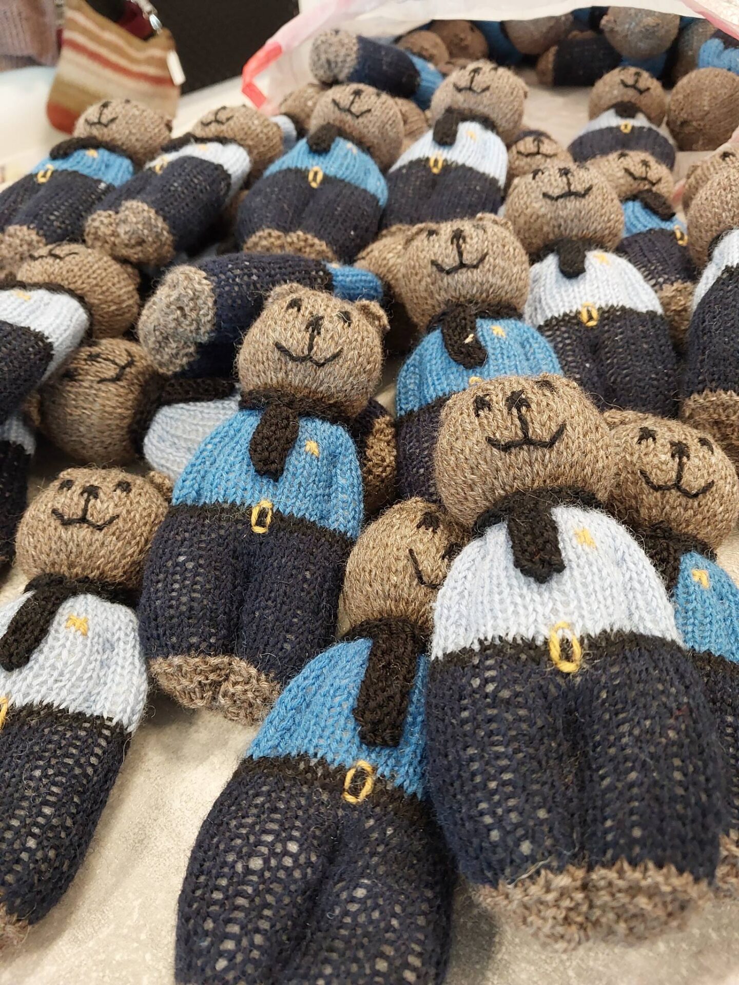 En del af Lenes imponerende produktion af små politibamser, klar til at trøste børn i svære stunder.