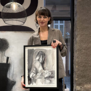Marie Lahn Adamsen med to af værkerne fra den kommende kunstsalon. Det store billede er af Susy Grundahl, mens det mindre værk er skabt af Siri Gindesgaard. Privatfoto.