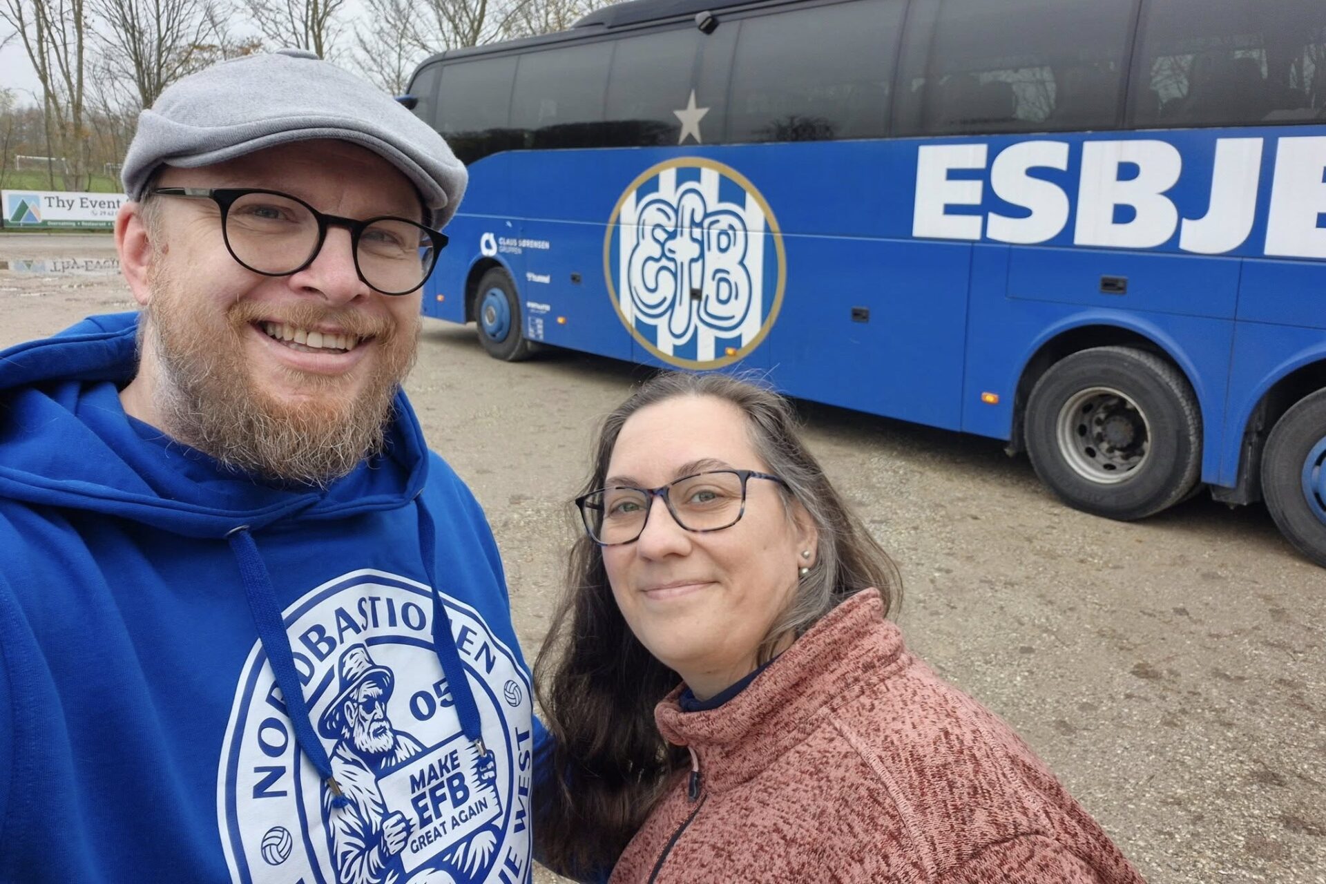 Martin Schmidt Ellesen og Petra tager ofte turen til EfB-kampe i hele landet, ligesom Nordbastionen selv har arrangeret diverse busture gennem tiden. Privatfoto.