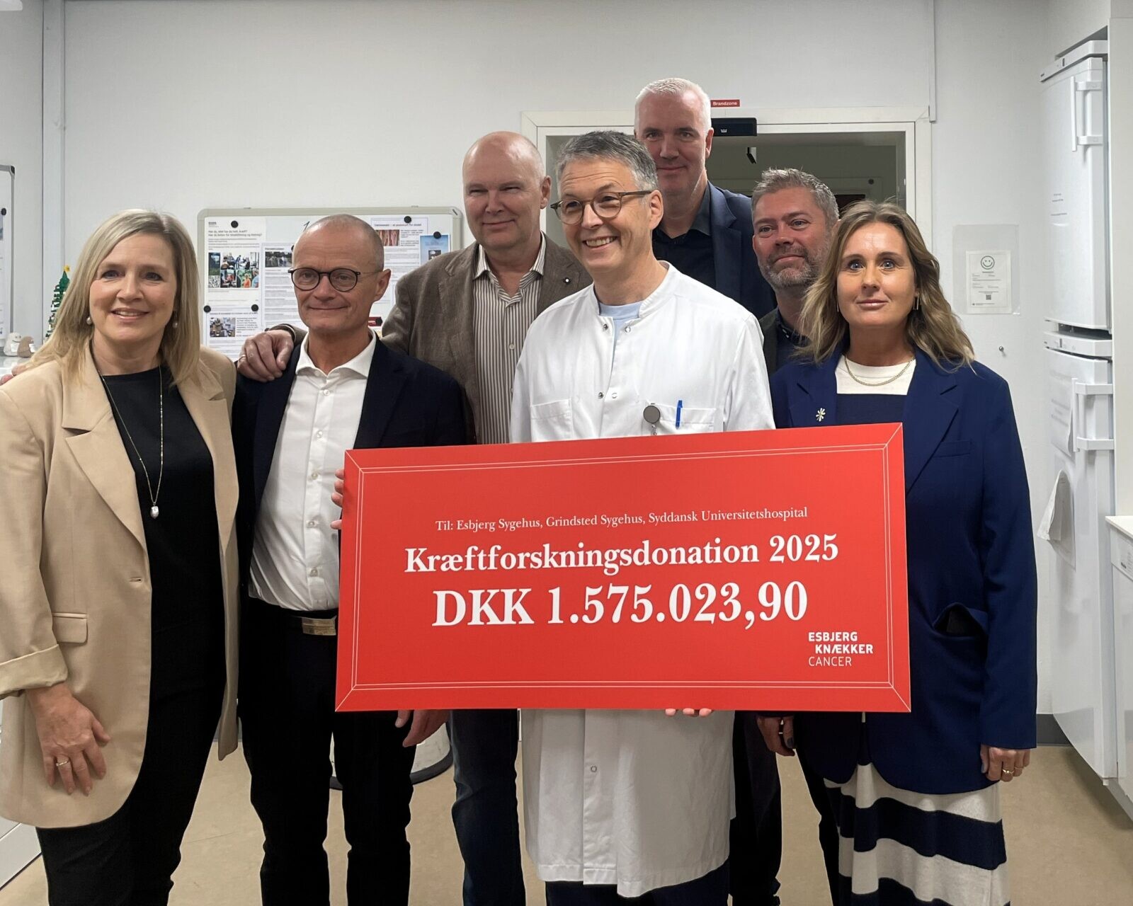 Smil og stolthed på kræftambulatoriet i Esbjerg, da Esbjerg Knækker Cancer overrakte over 1,5 mio. kr. til lokal kræftforskning – penge indsamlet af borgere og virksomheder i Esbjerg. Foto: Privat.