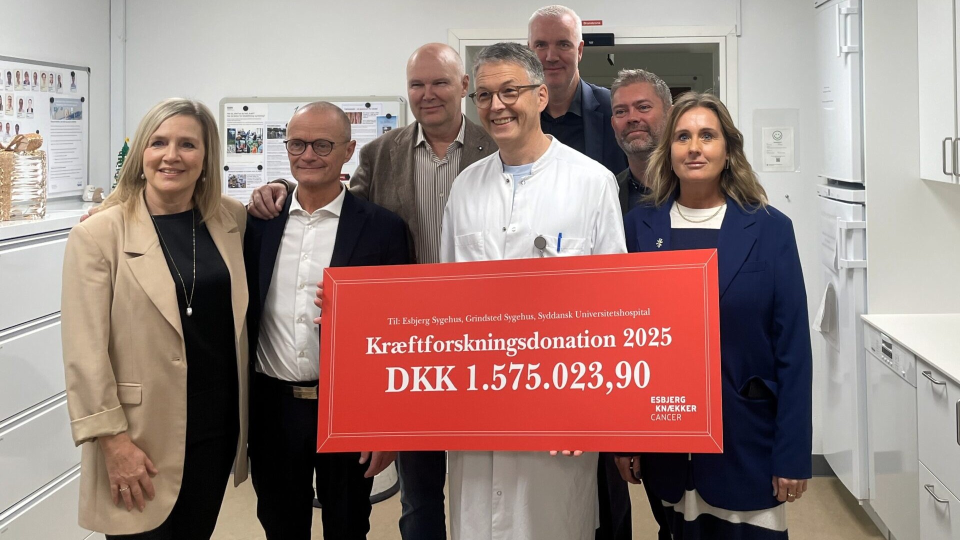 Smil og stolthed på kræftambulatoriet i Esbjerg, da Esbjerg Knækker Cancer overrakte over 1,5 mio. kr. til lokal kræftforskning – penge indsamlet af borgere og virksomheder i Esbjerg. Foto: Privat.