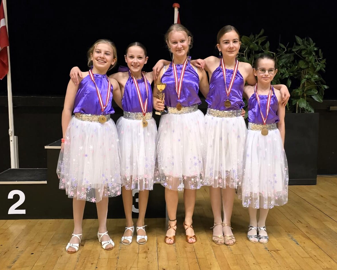 Showdans-holdet fra VJS Dans For Alle høstede medaljer og højt humør ved Vejen Dance Cup. Sammenhold og danseglæde var i fokus – både på og uden for scenen. Privatfoto.