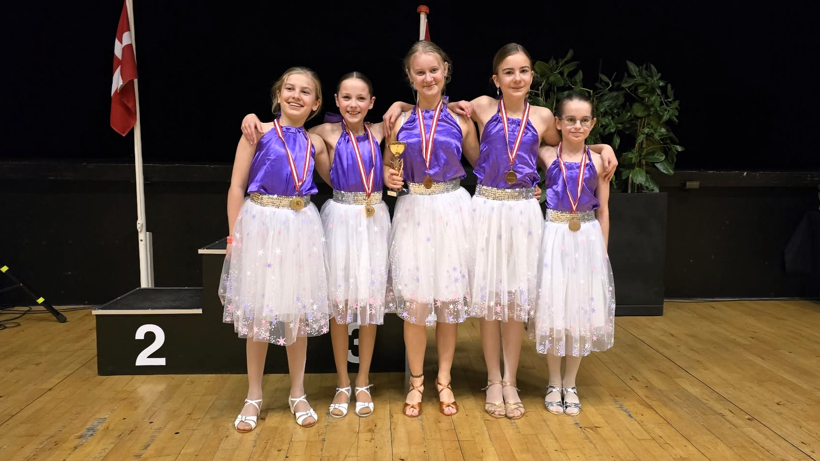 Showdans-holdet fra VJS Dans For Alle høstede medaljer og højt humør ved Vejen Dance Cup. Sammenhold og danseglæde var i fokus – både på og uden for scenen. Privatfoto.