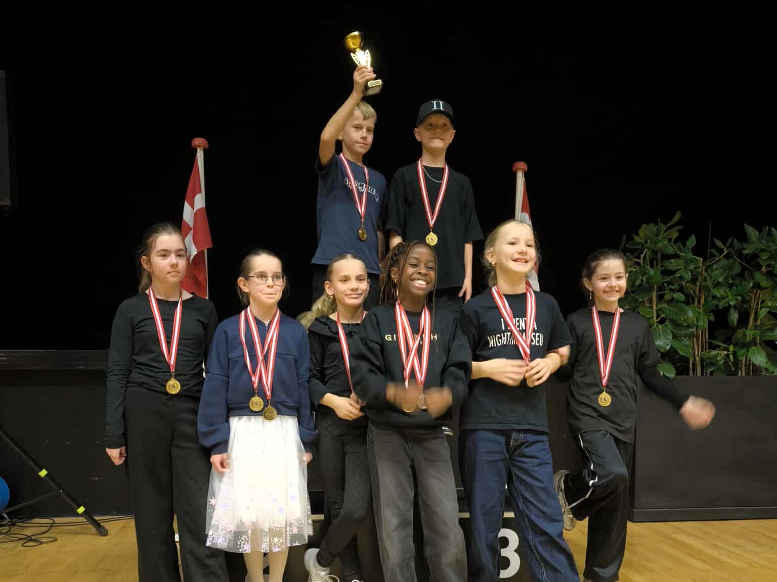 Hiphop-holdet fra VJS fejrer en succesfuld konkurrenceweekend med medaljer om halsen og pokalen løftet i fællesskab. Esbjerg var stærkt repræsenteret på dansegulvet. Privatfoto.