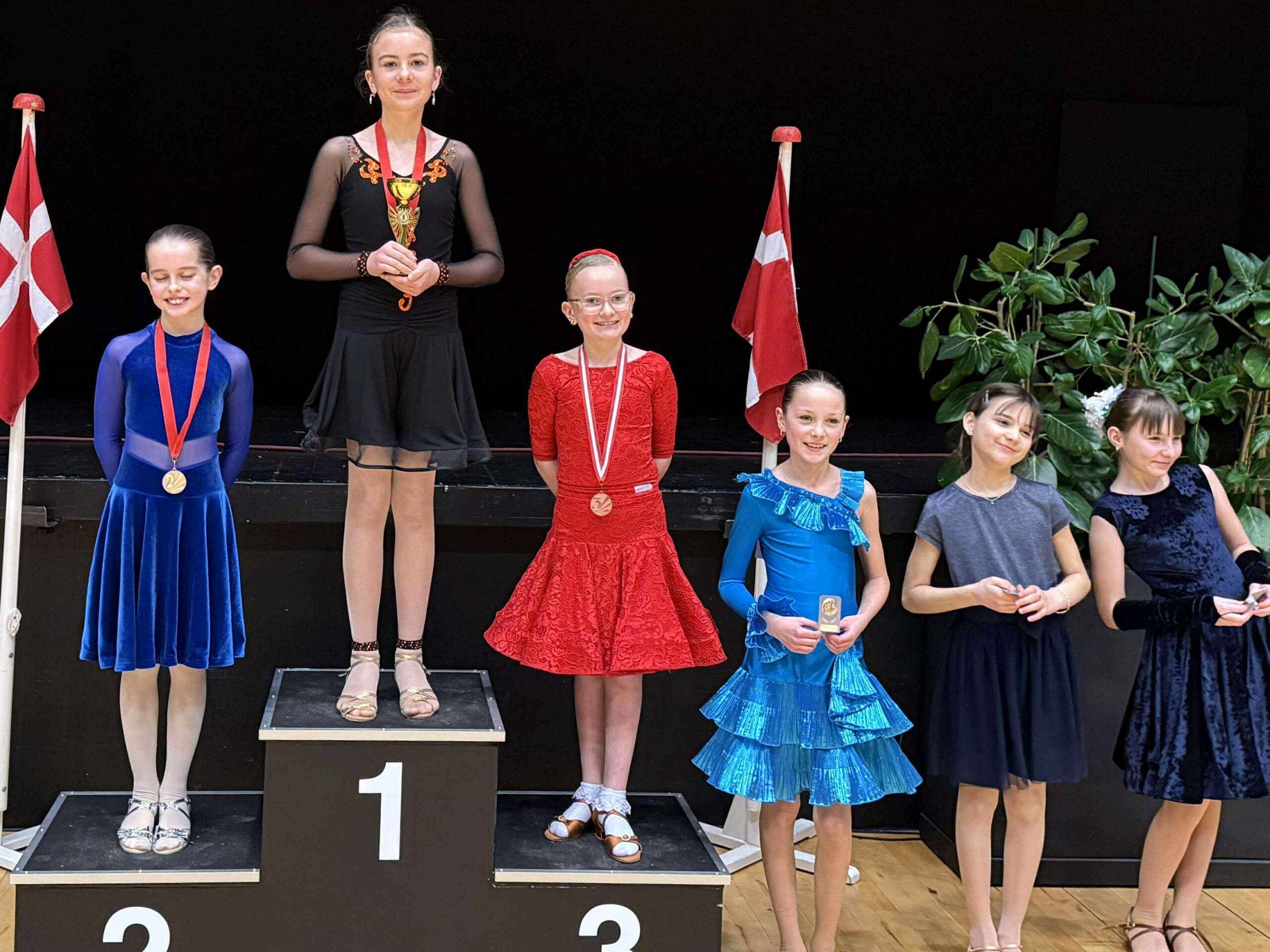 Unge dansere fra VJS Dans For Alle på medaljeskamlen ved Vejen Dance Cup. Flotte præstationer sendte både pokaler og medaljer med hjem til Esbjerg. Privatfoto.