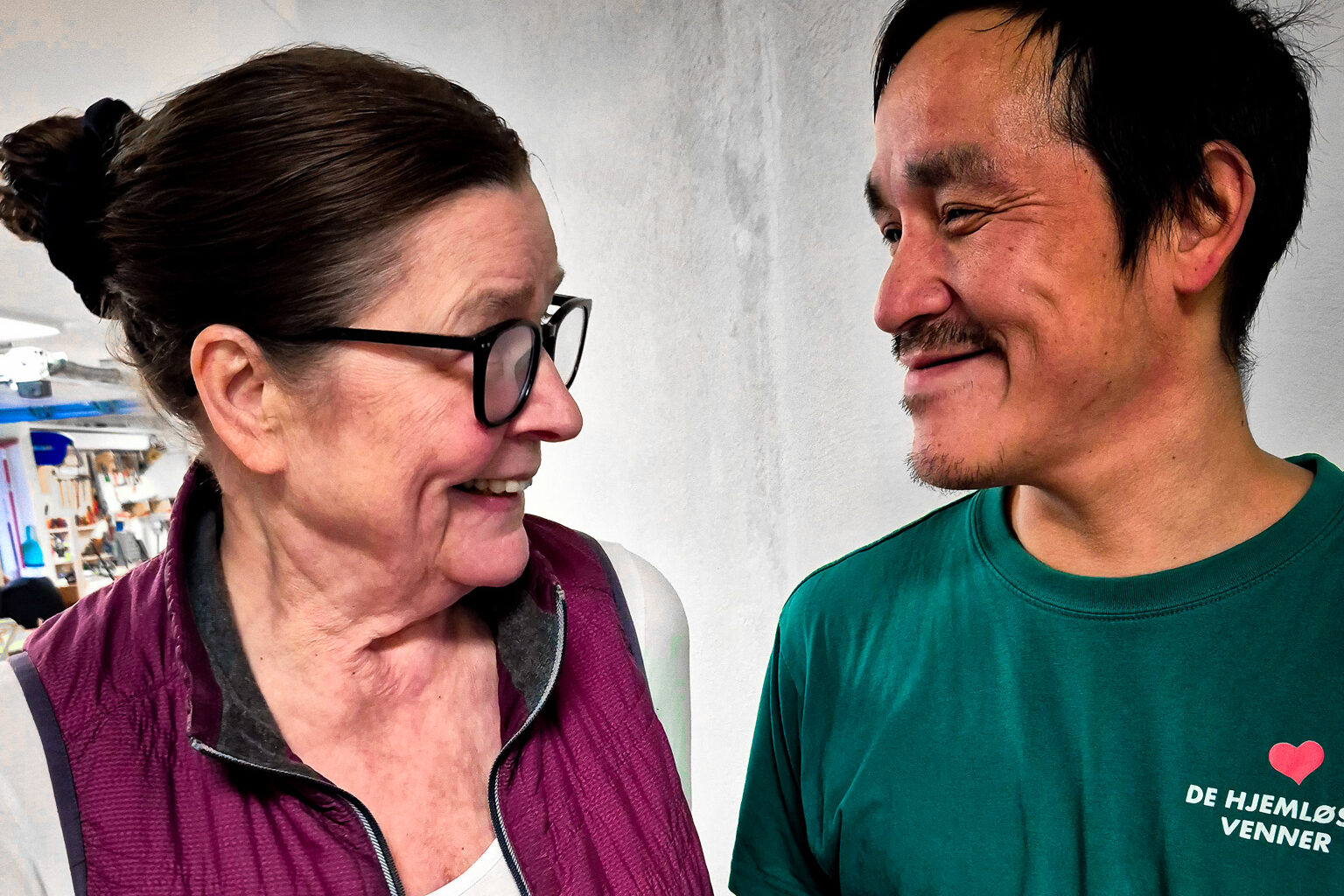 Ingelise Wenzel, formand for De Hjemløses Venner i Esbjerg, i samtale med en af foreningens brugere – fællesskab og nærvær er en central del af foreningens arbejde. Foto: Camilla Uth.