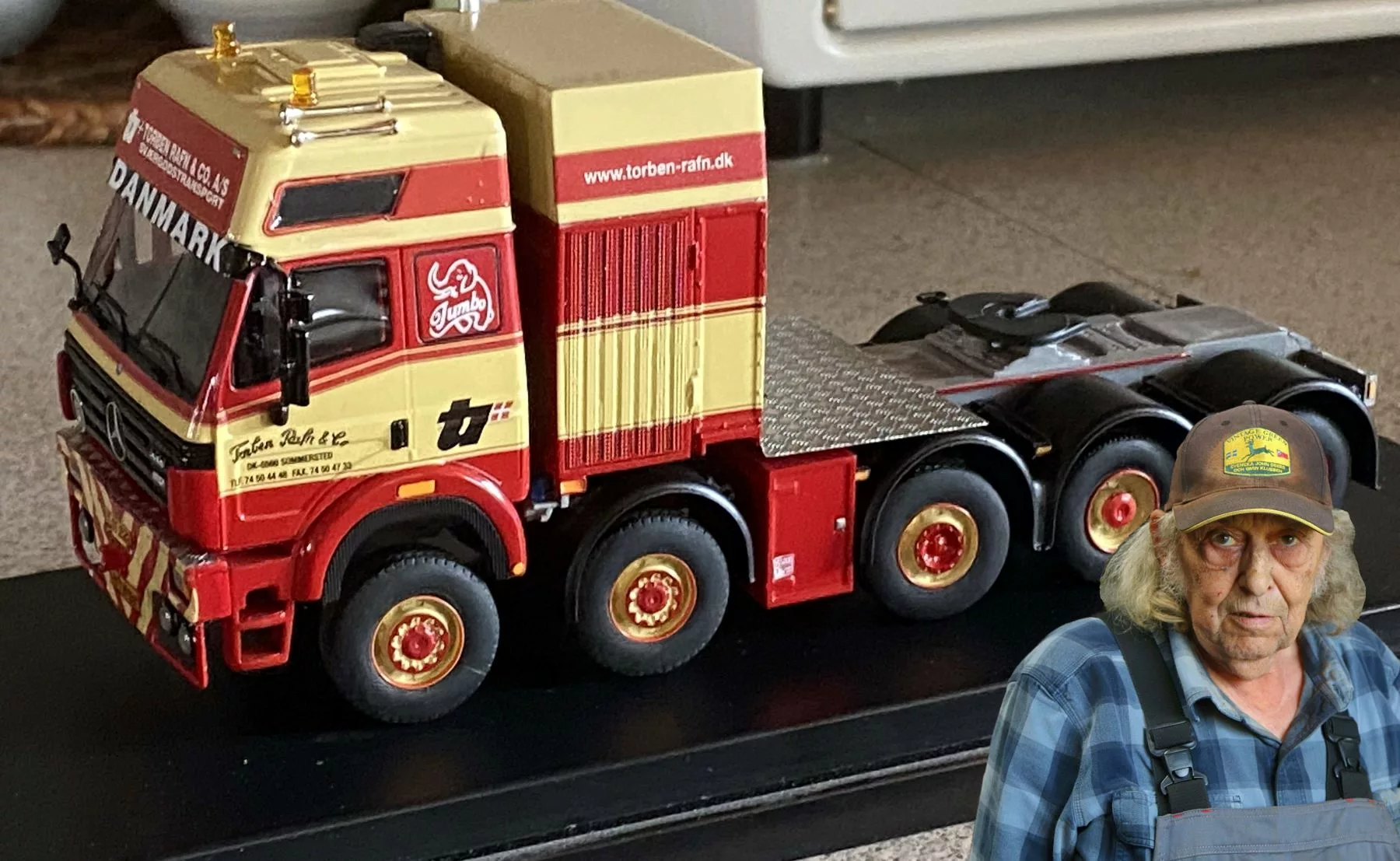 Jens Jørgen fremviser en tro kopi af en forvogn. Fotos/Collage: Johnny Tauman.