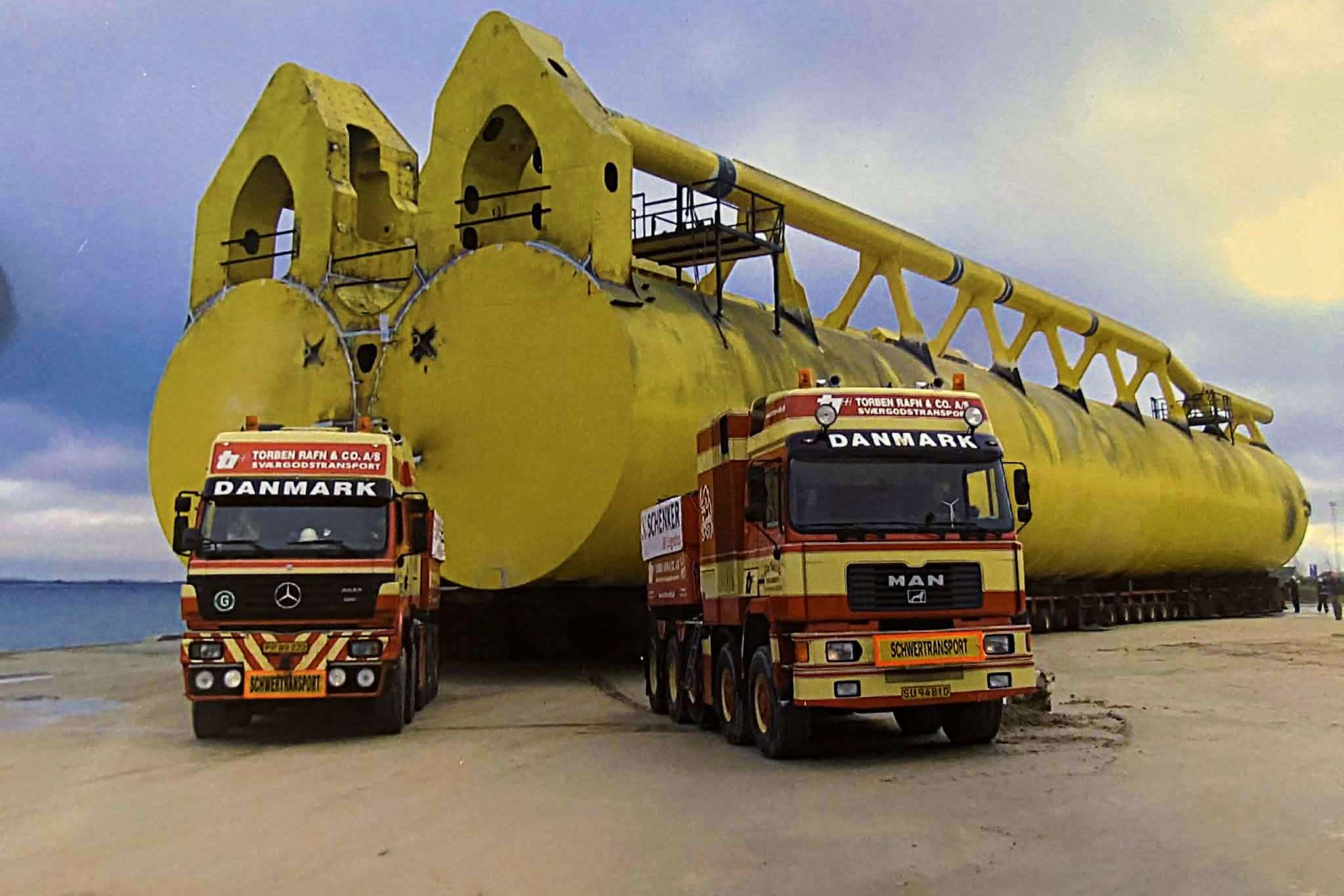 - Vi anvendte to store blokvogne til opgaverne. Privatfoto.