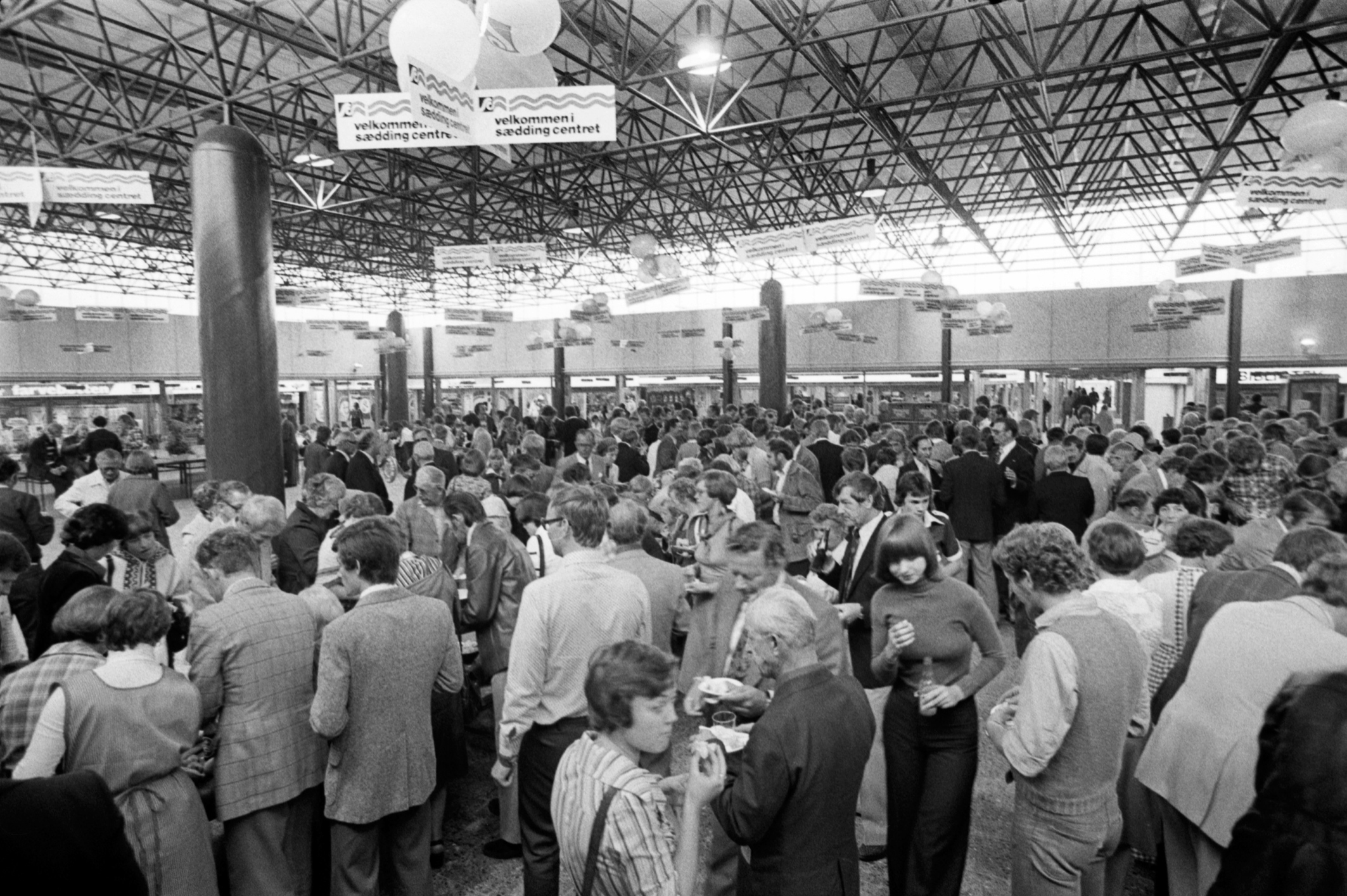 Fra indvielsen af Sædding Centret, der fandt sted 28. juni 1977. Det havde taget lige knap et år at bygge Esbjergs første storcenter, da første spadestik blev taget 1. juli 1976. Her er det åbningsreceptionen, hvor folk myldrede på centertorvet. Foto: Esbjerg Byhistoriske Arkiv.