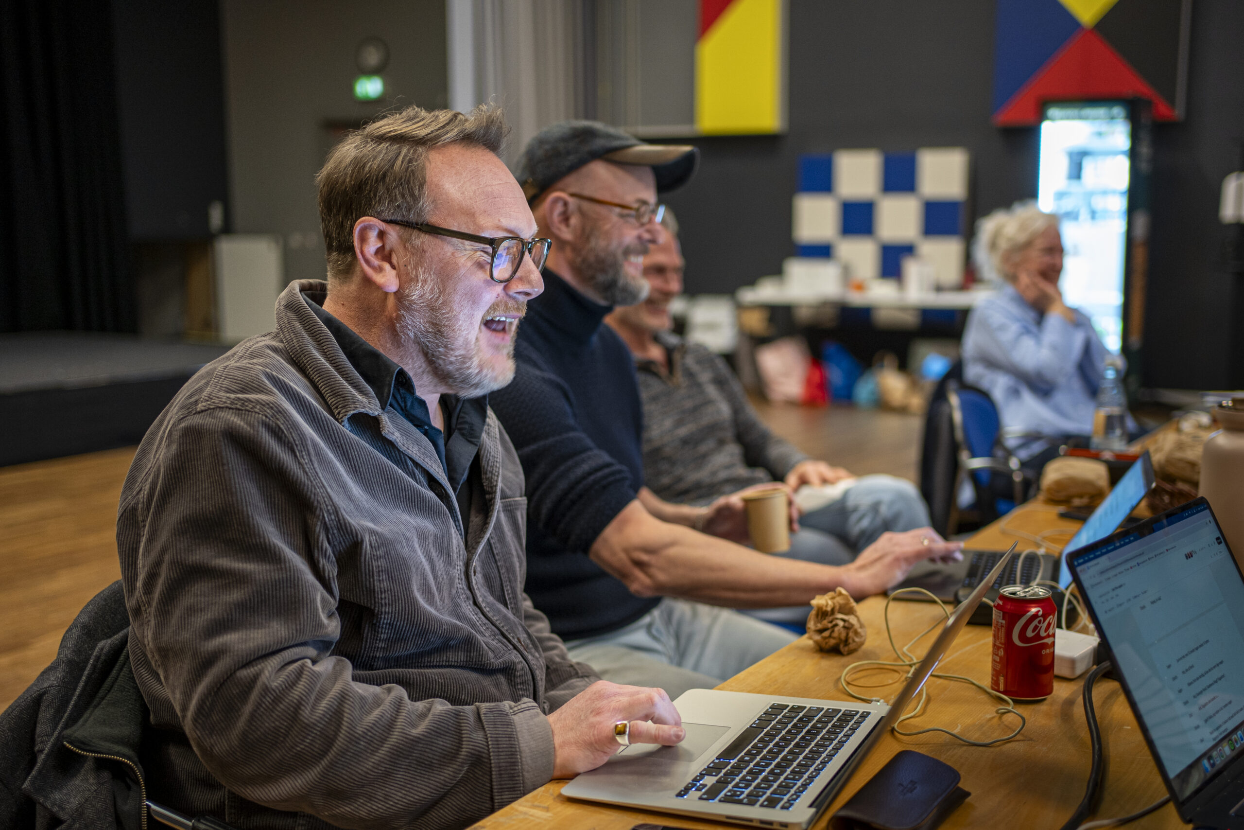 Grin og koncentration går hånd i hånd, når EsbjergRevyen samles til de første prøver i Musikhuset. Pressefoto.