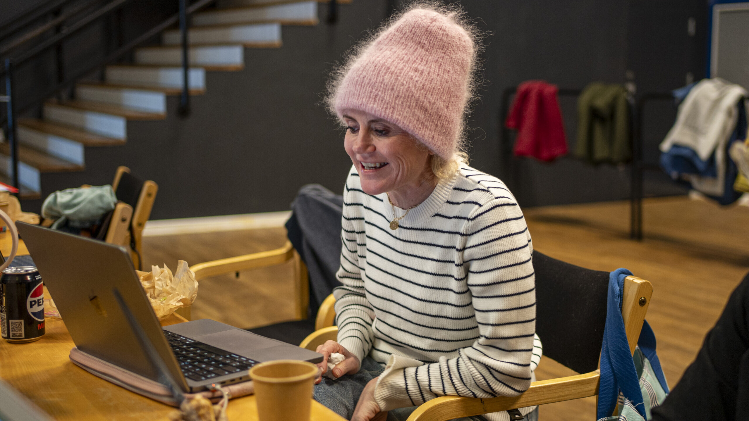 Trine Gadeberg er igen i år ene høne i hanegården. Foto: EsbjergRevyen.