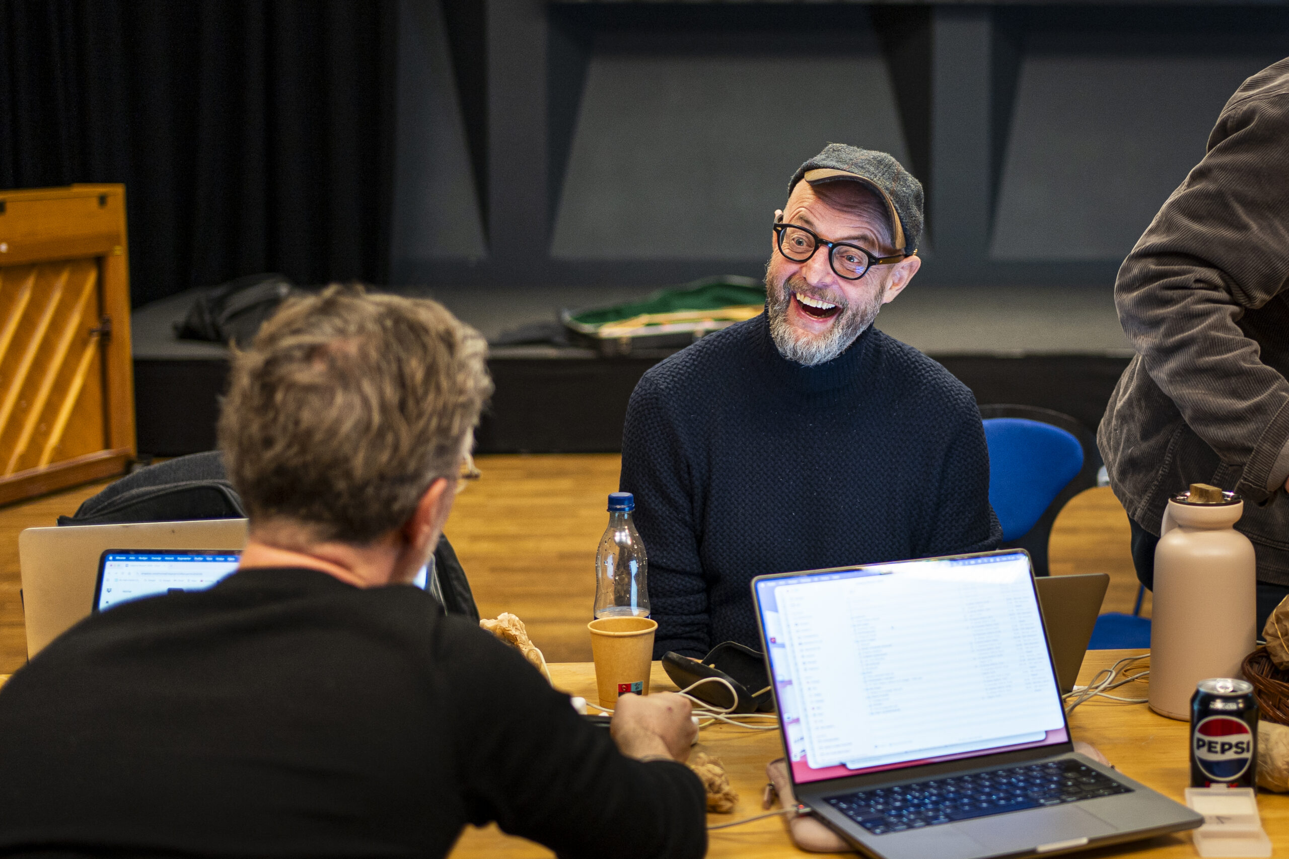 Jan Svarrer og den nye dreng i klassen, Jacob Weble, som de fleste kender som Pivert fra Klovn. Pressefoto.