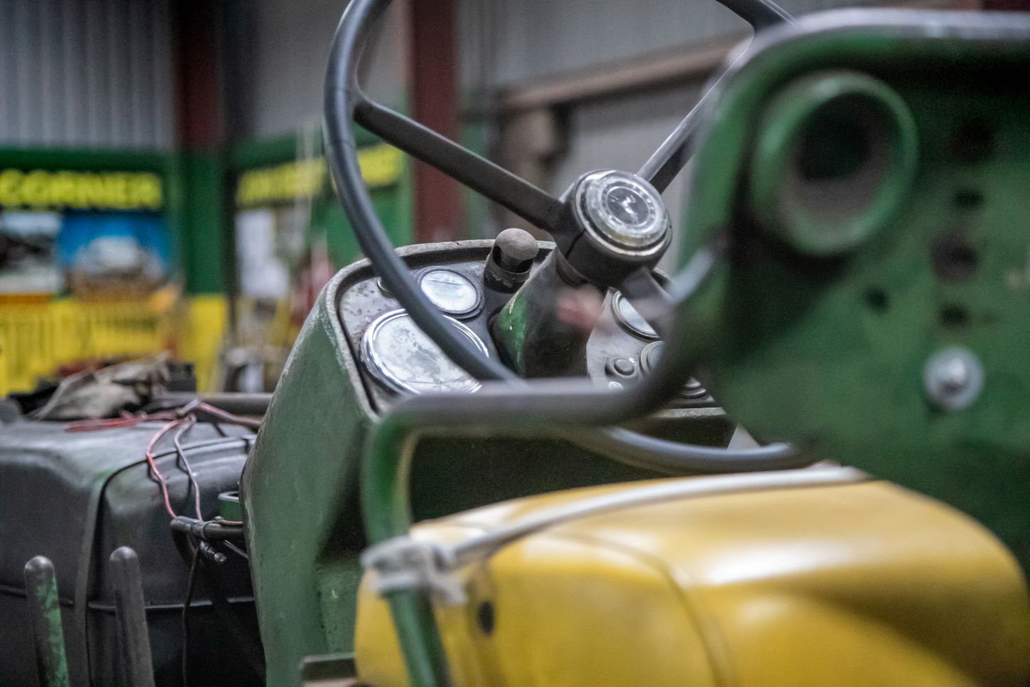 - Det er bare kram - alt på den gamle John Deere virker - og motoren kommer til at spinne igen, siger Jens Jørgen stolt. Foto: Johnny Tauman.