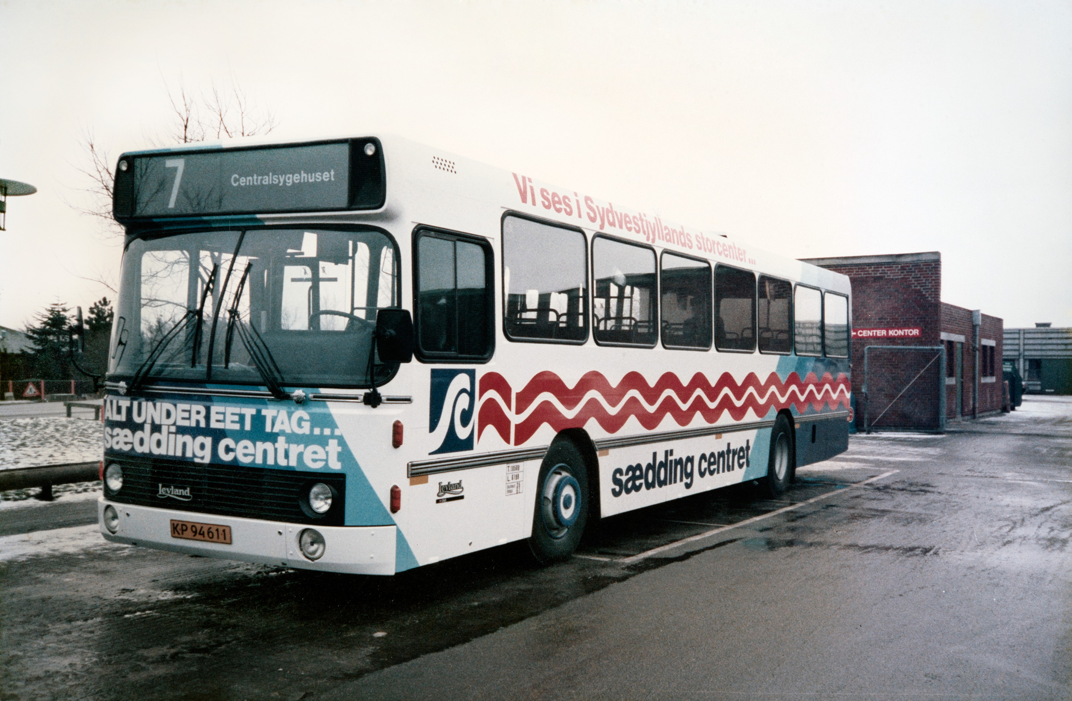 En bybus reklamerede i begyndelsen af 1990'erne for Sædding Centret, der også anes i baggrunden. Foto: Esbjerg Byhistoriske Arkiv.