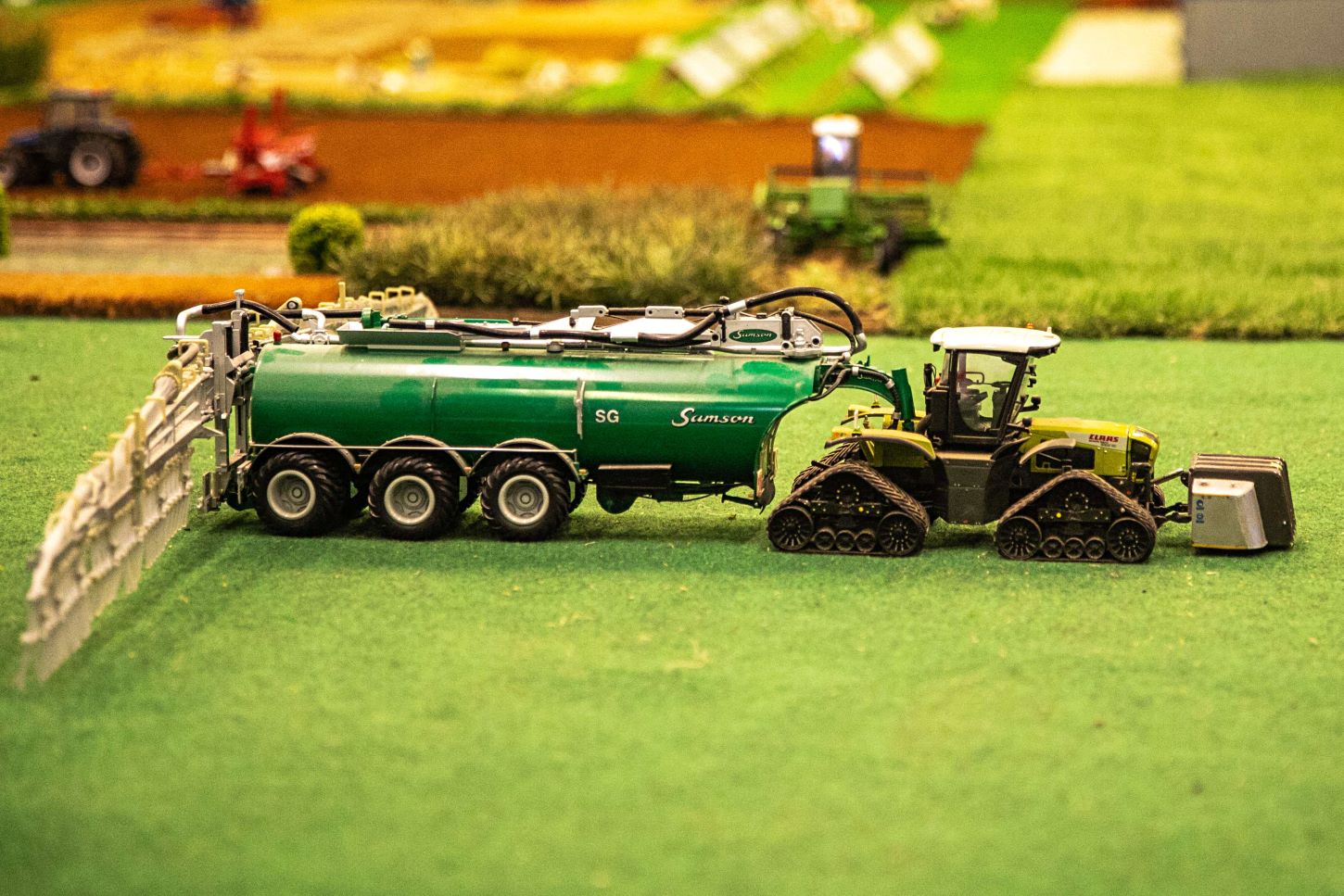 Stor Claas, ombygget med tank foran og kæder. Foto: Johnny Tauman.