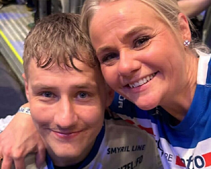 Teis Horn Rasmussen har opbakning fra familien under slutrunden. Her med søsteren Elsa. Privatfoto.