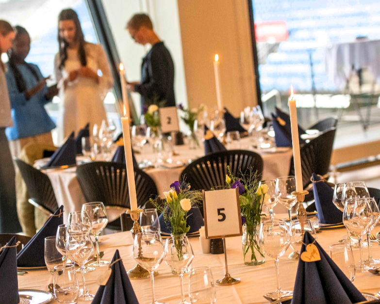 Borddækning, lys og blomster er blandt de elementer, man kan hente idéer til, når livets store fester skal planlægges.