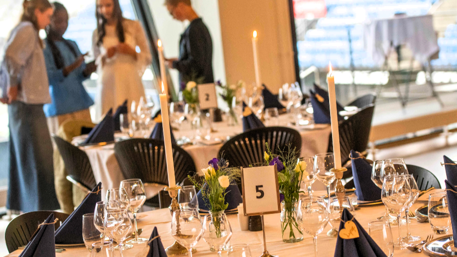 Borddækning, lys og blomster er blandt de elementer, man kan hente idéer til, når livets store fester skal planlægges.